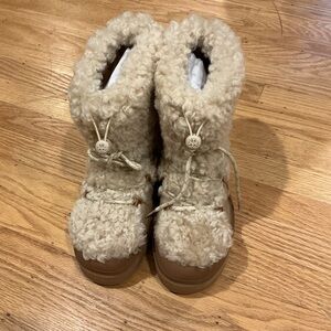 NWOT Tory Burch Women Cream Fur Boots, Size US 9